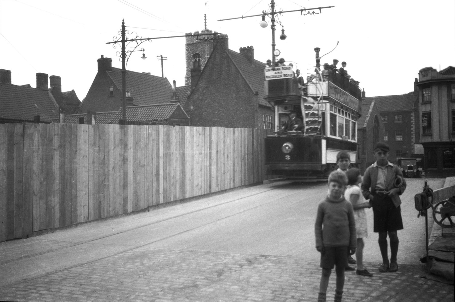 Who'd have thought. St Clements Alley, Norwich in 1933