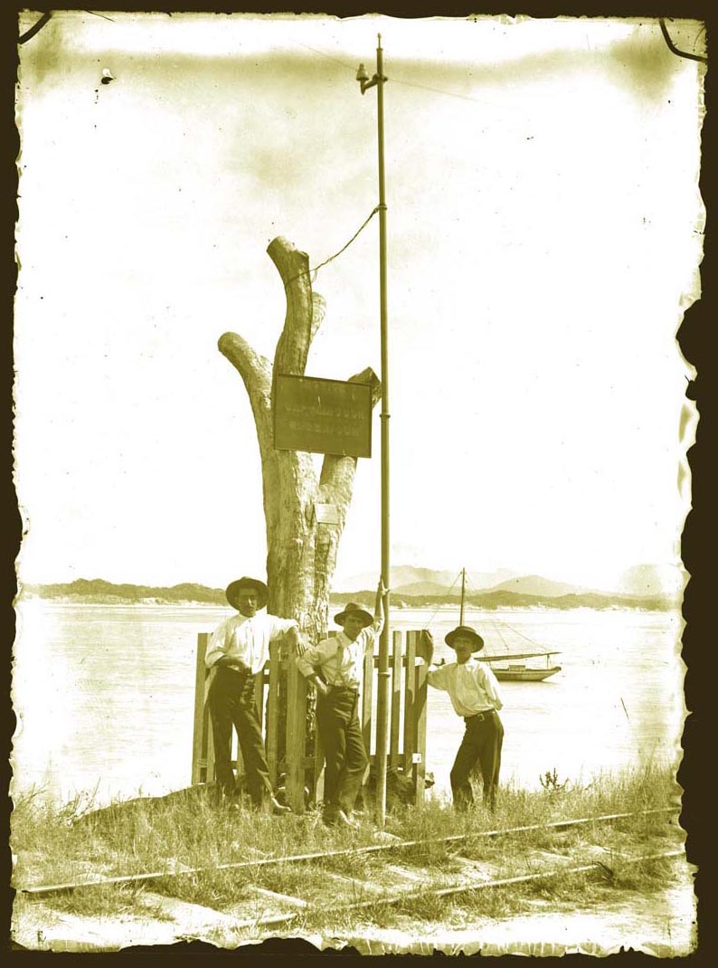 An Oppenheimer pole at Cooktown, Australia, circa 1900